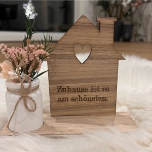 Häuschen mit Vase