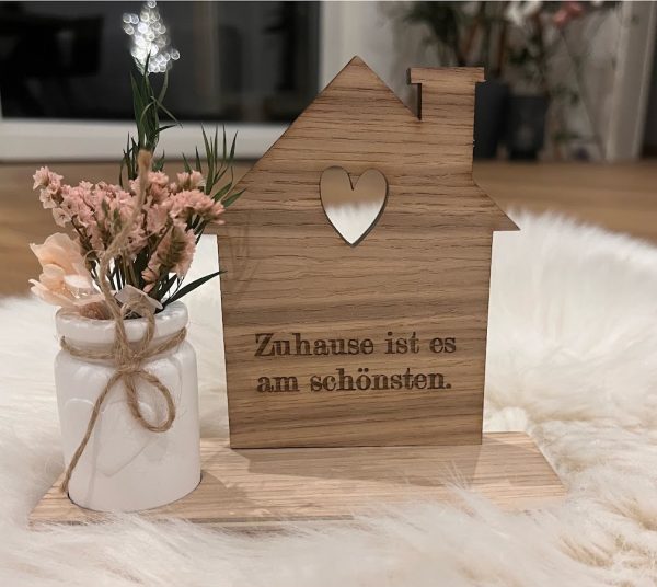 Häuschen mit Vase